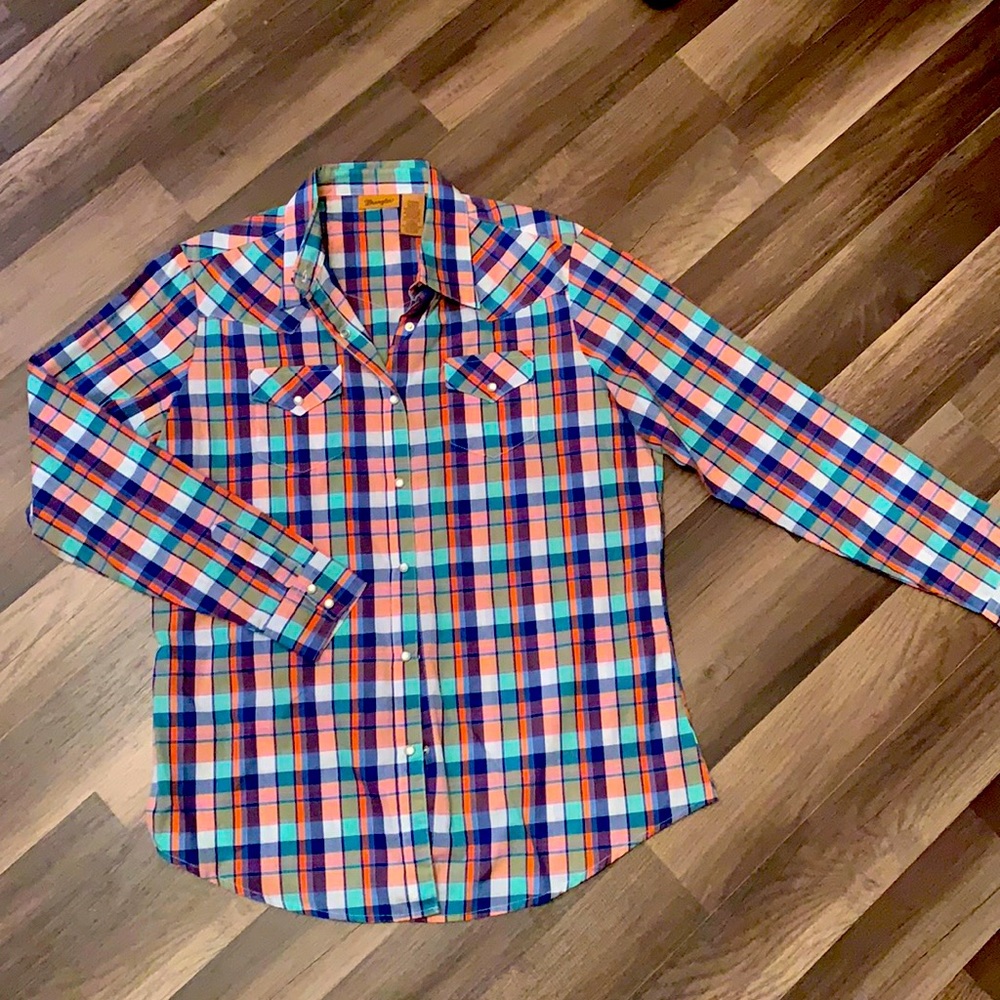 Wrangler women’s pearl snap button down.